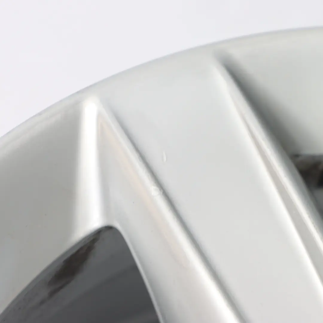 Jante alliage argent 16" 5 branches 7J ET:34 pour Mercedes SLK R171 à propos du numéro de pièce A1714013302 Mercedes SLK R171 Jante alliage argent 16" 5 branches 7J ET:34 - SKU A1714013302-1 - Numéro de pièce A1714013302