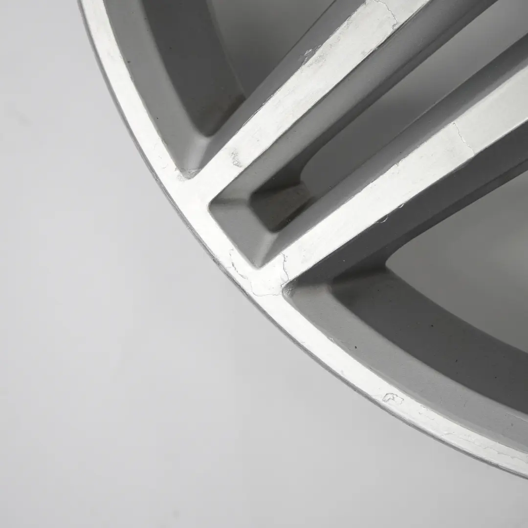 Jante en alliage argenté 18" 7,5J ET:37 pour Mercedes R171 C209 AMG Avant à propos du numéro de pièce A1714014702 Mercedes R171 C209 AMG Avant Jante en alliage argenté 18" 7,5J ET:37 - SKU A1714014702-1 - Numéro de pièce A1714014702