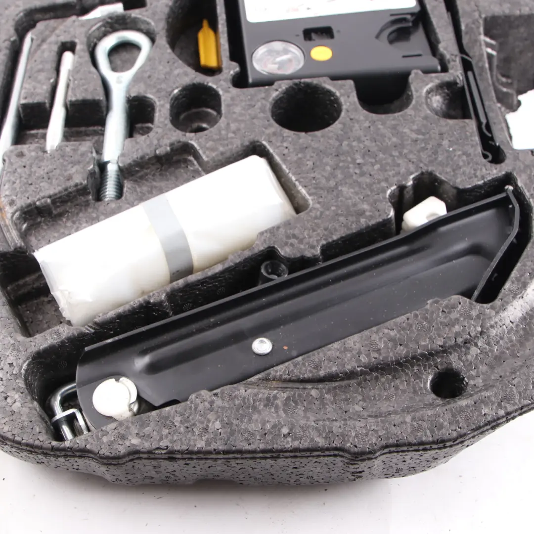 Kit Outils Pneu Compresseur Rangement Coffre pour Mercedes R171 à propos du numéro de pièce A1716840537 Mercedes R171 Kit Outils Pneu Compresseur Rangement Coffre - SKU A1716840537 - Numéro de pièce A1716840537