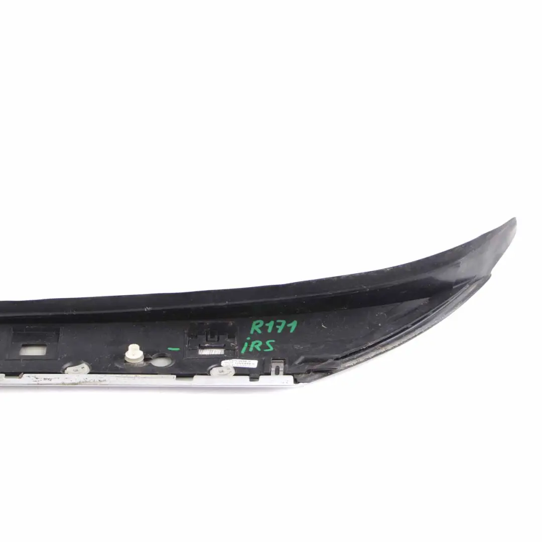 Garniture de pare-brise pilier A argent iridium 775 gauche pour Mercedes R171 à propos du numéro de pièce A1716900339 Mercedes R171 Garniture de pare-brise pilier A argent iridium 775 gauche - SKU A1716900339-IRS - Numéro de pièce A1716900339