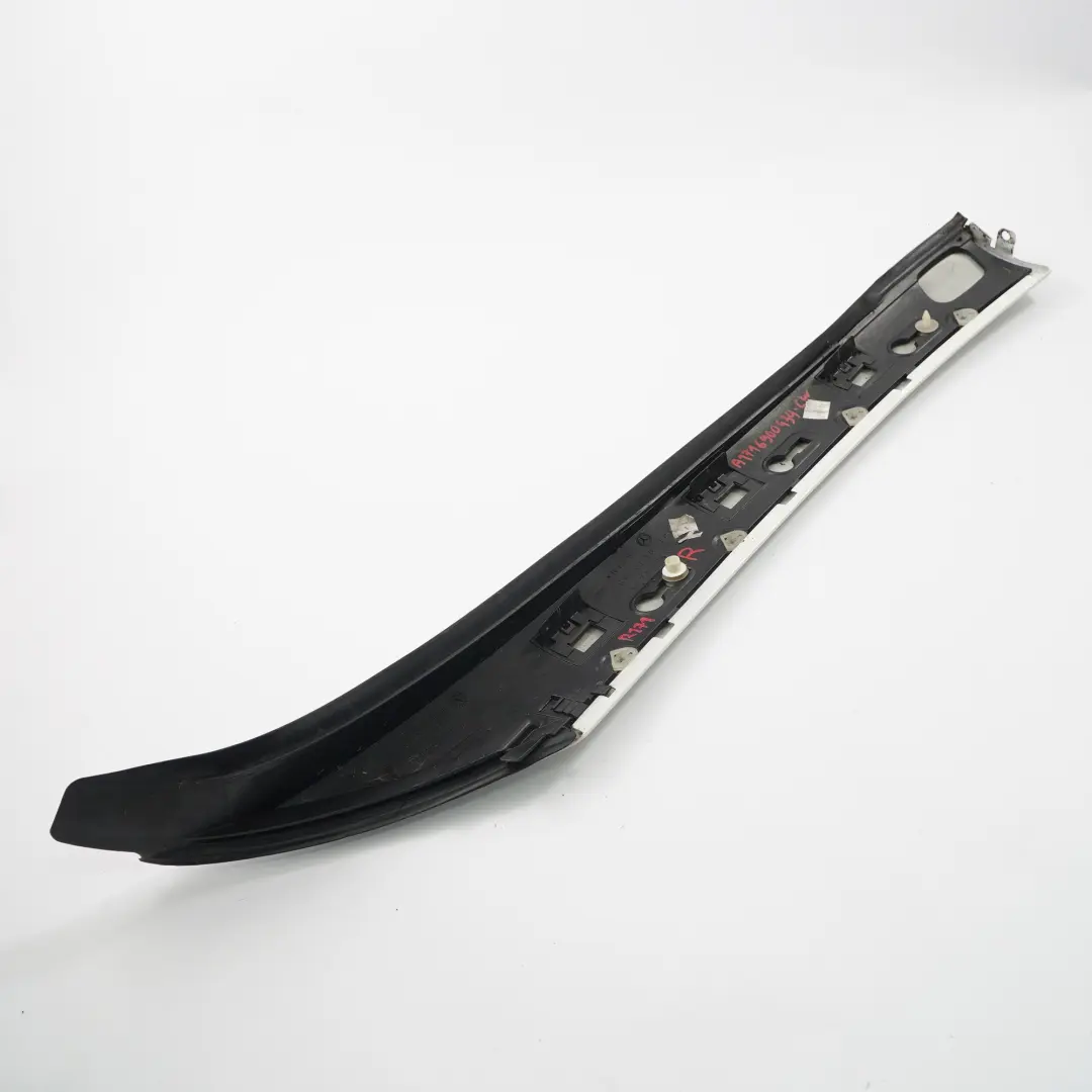 Garniture pare-brise montant A droite Calcite Blanc pour Mercedes R171 à propos du numéro de pièce A1716900439 Mercedes R171 Garniture pare-brise montant A droite Calcite Blanc - SKU A1716900439-CW - Numéro de pièce A1716900439