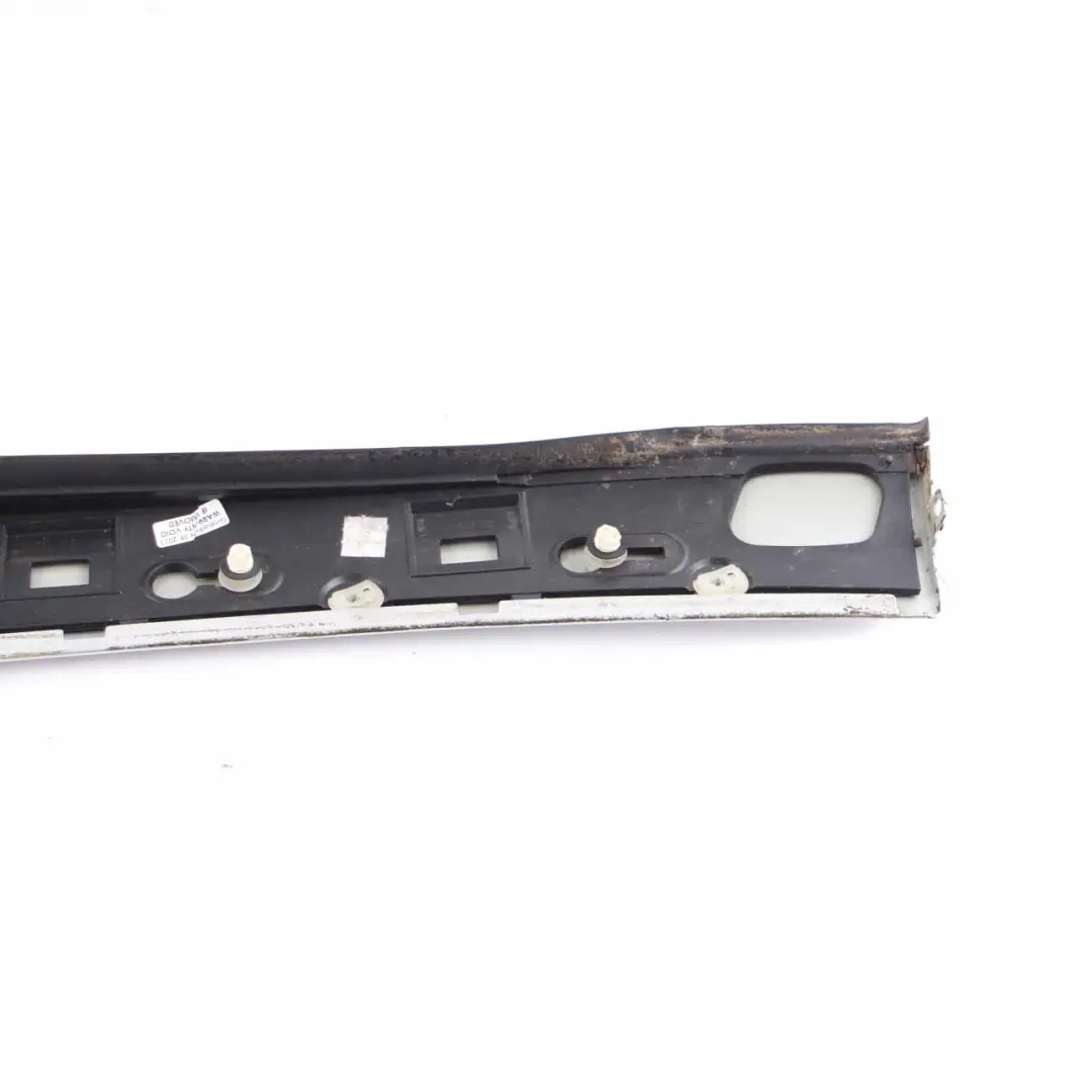 Listwa Szyba Słupka Przód Prawo Srebrna A1716900239 do Mercedes R171 o numerze A1716900439 Mercedes R171 Listwa Szyba Słupka Przód Prawo Srebrna A1716900239 - SKU A1716900439-IRS - Numer Części A1716900439