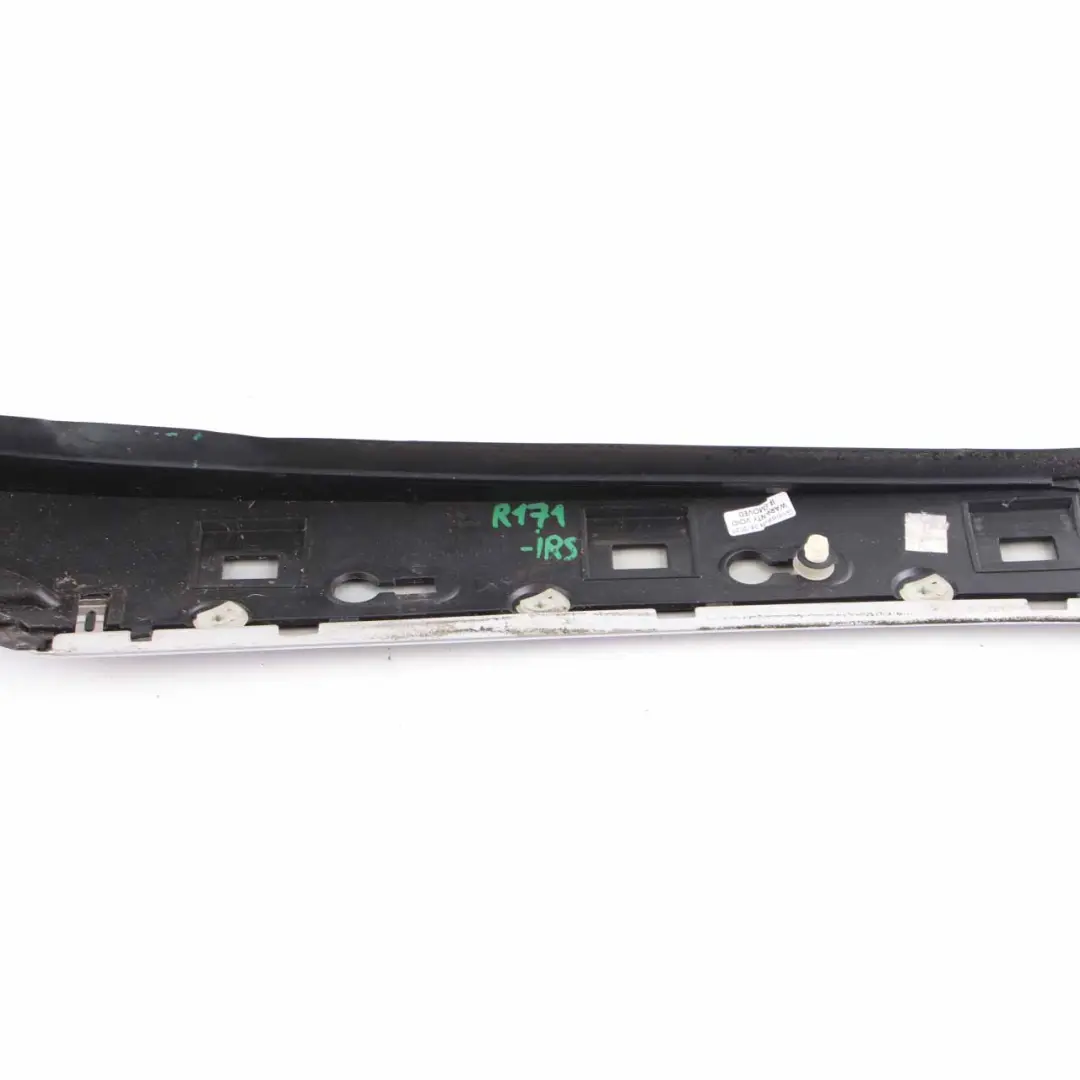 Listwa Szyba Słupka Przód Prawo Srebrna A1716900239 do Mercedes R171 o numerze A1716900439 Mercedes R171 Listwa Szyba Słupka Przód Prawo Srebrna A1716900239 - SKU A1716900439-IRS - Numer Części A1716900439