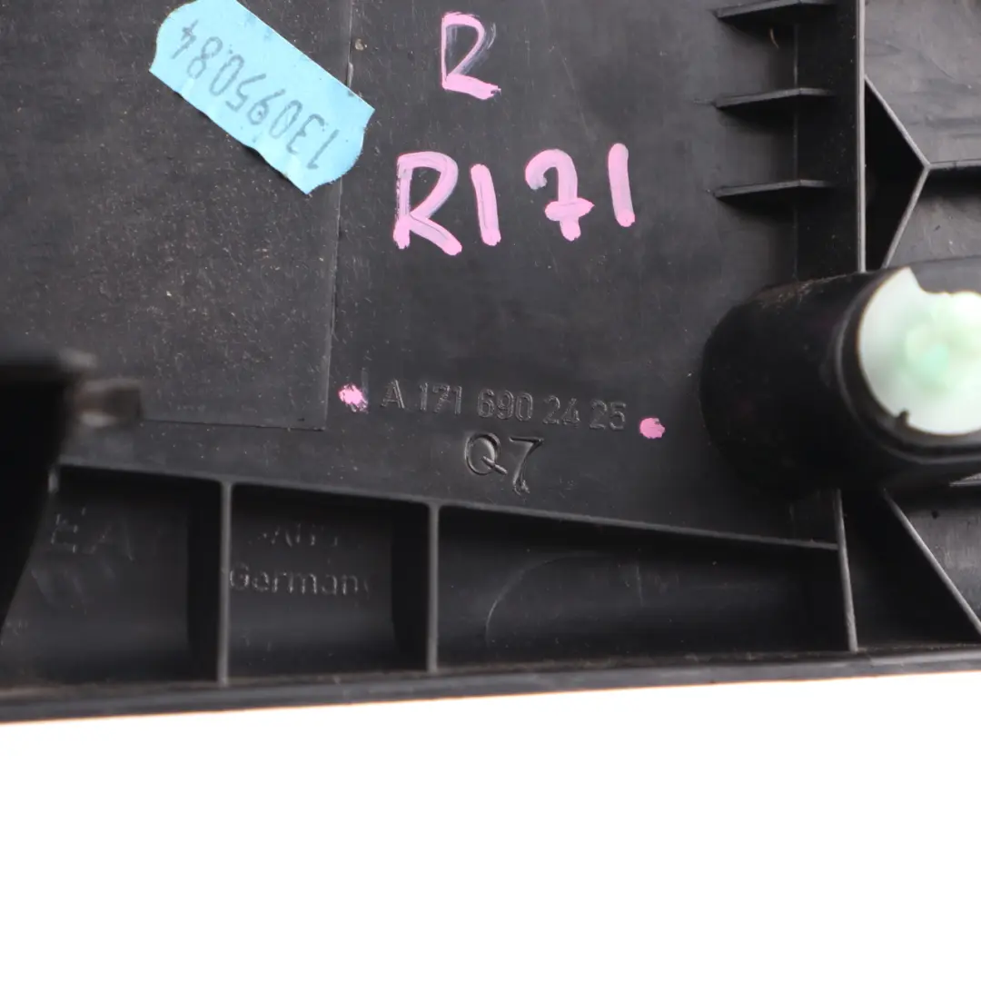 Osłona Plastik Słupka B Głośnika do Mercedes R171 o numerze A1716902425 Mercedes R171 Osłona Plastik Słupka B Głośnika - SKU A1716902425 - Numer Części A1716902425