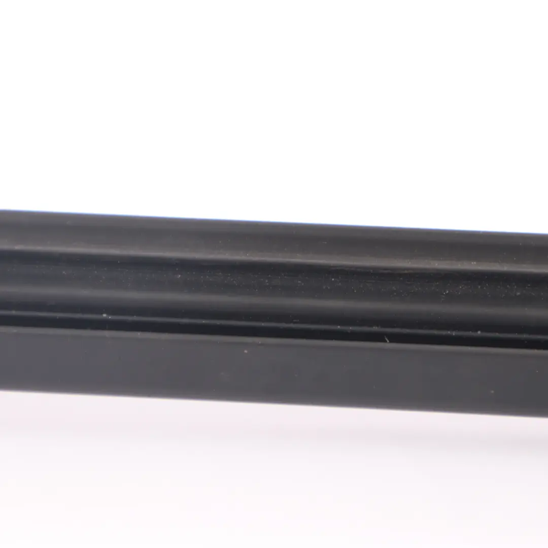 Fenêtre de porte avant gauche Joint de cadre pour Mercedes SLK R171 à propos du numéro de pièce A1717250165 Mercedes SLK R171 Fenêtre de porte avant gauche Joint de cadre - SKU A1717250165 - Numéro de pièce A1717250165