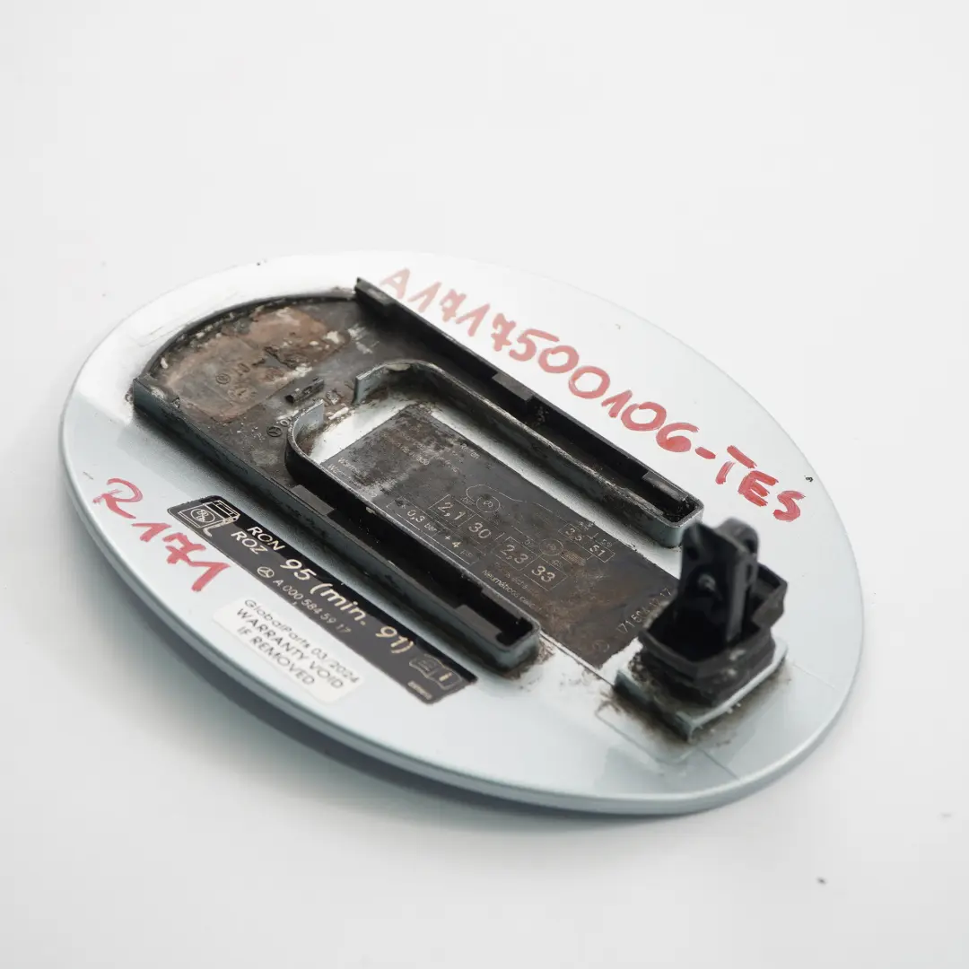 Couvercle de bouchon réservoir carburant Tellurium Silver 762 pour Mercedes SLK R171 à propos du numéro de pièce A1717500106 Mercedes SLK R171 Couvercle de bouchon réservoir carburant Tellurium Silver 762 - SKU A1717500106-TES - Numéro de pièce A1717500106