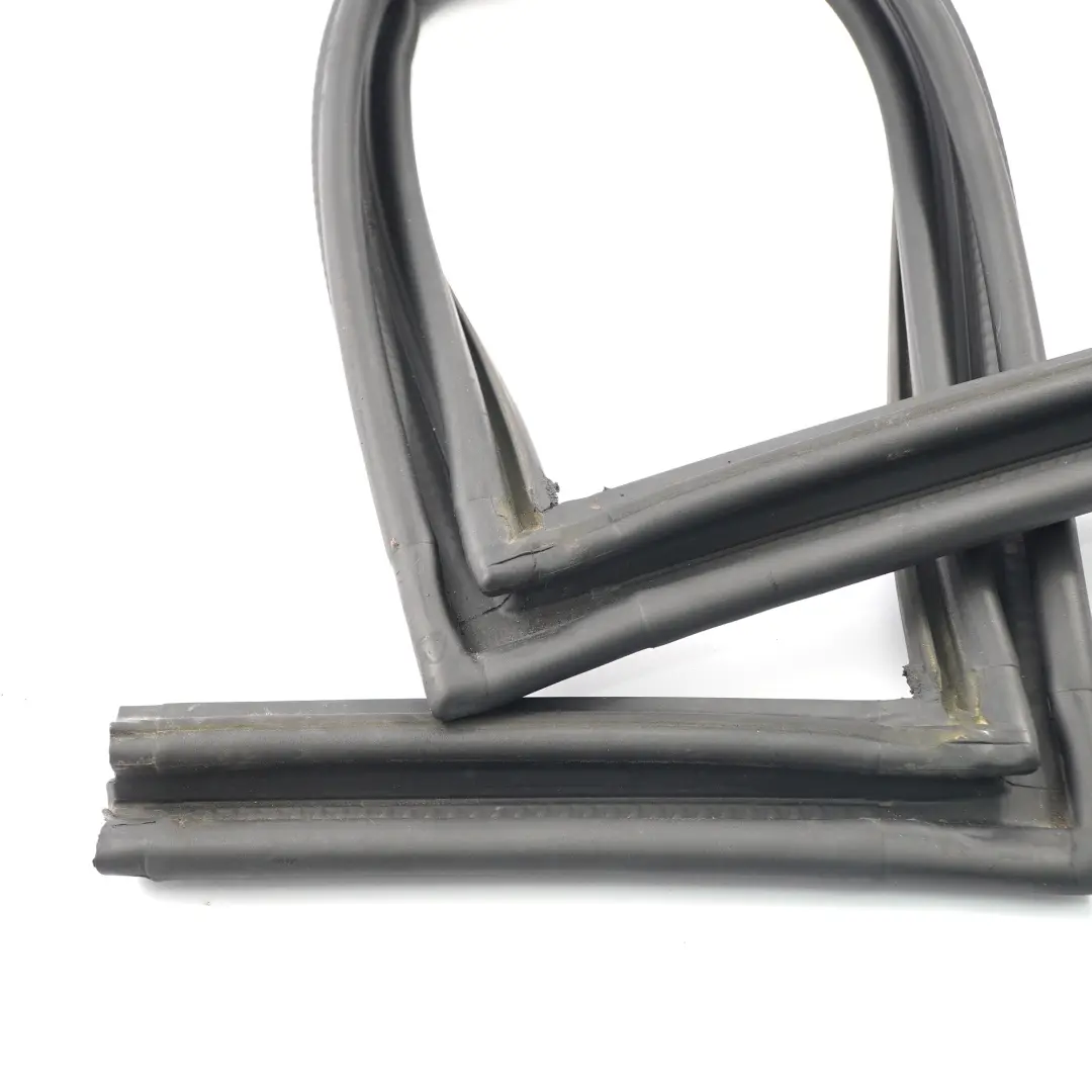 Joint de vitre arrière caoutchouc pour Mercedes SLK R171 à propos du numéro de pièce A1717900098 Mercedes SLK R171 Joint de vitre arrière caoutchouc - SKU A1717900098 - Numéro de pièce A1717900098