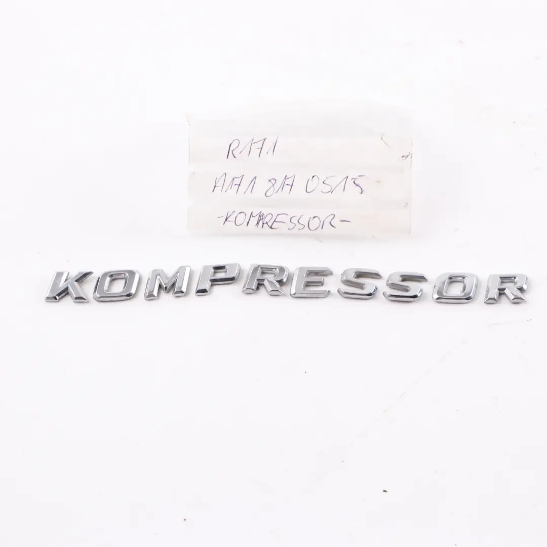 Emblema Parafango Lettering Pannello Ala Anteriore Kompressor per Mercedes SLK R171 con numero di parte A1718170515 Mercedes SLK R171 Emblema Parafango Lettering Pannello Ala Anteriore Kompressor - SKU A1718170515 - Numero di parte A1718170515