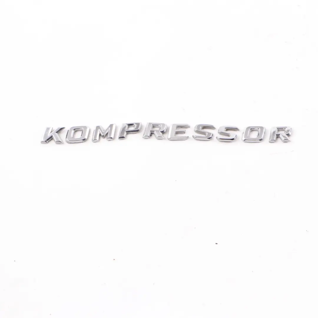 Fender Emblem Schriftzug Frontflügel Panel Logo Kompressor für Mercedes SLK R171 mit Teilenummer A1718170515 Mercedes SLK R171 Fender Emblem Schriftzug Frontflügel Panel Logo Kompressor - SKU A1718170515 - Teilenummer A1718170515