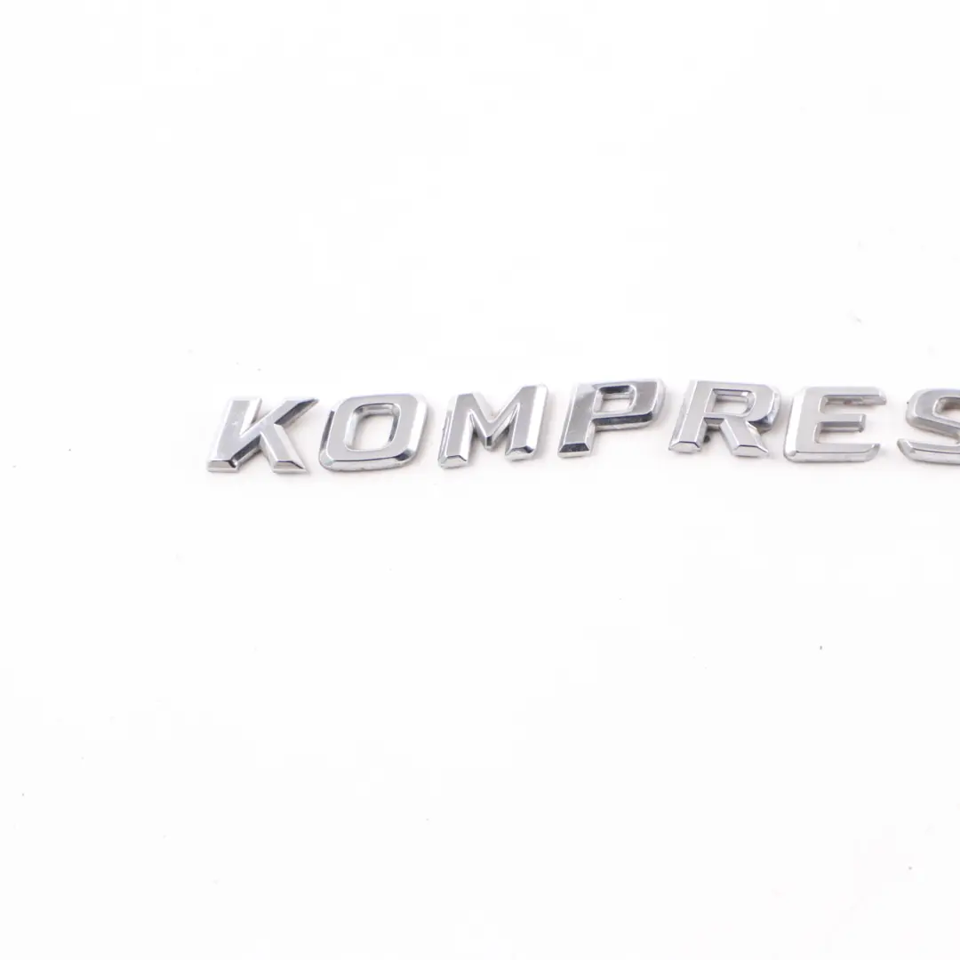 Fender Emblema Lettering Frente Wing Panel Logo Kompressor para Mercedes SLK R171 con número de pieza A1718170515 Mercedes SLK R171 Fender Emblema Lettering Frente Wing Panel Logo Kompressor - SKU A1718170515 - Número de pieza A1718170515