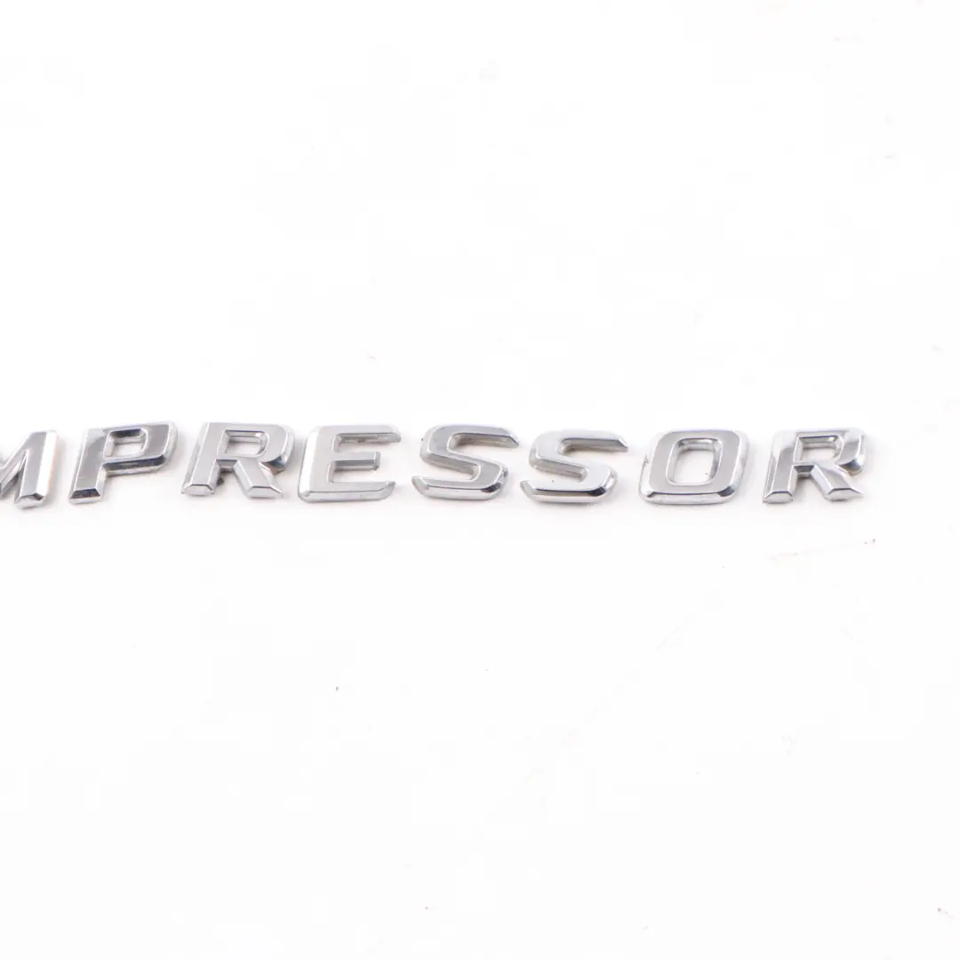 Fender Emblem Schriftzug Frontflügel Panel Logo Kompressor für Mercedes SLK R171 mit Teilenummer A1718170515 Mercedes SLK R171 Fender Emblem Schriftzug Frontflügel Panel Logo Kompressor - SKU A1718170515 - Teilenummer A1718170515