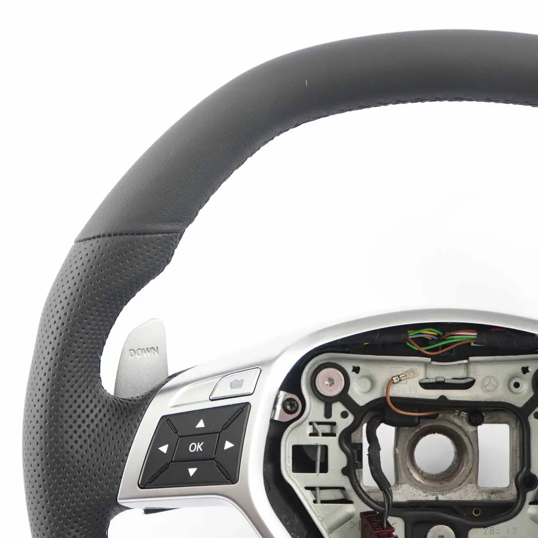 Volant Mercedes W204 C63 AMG W212 E63 Neuf Cuir Noir Sport Volant Palettes - SKU A1724604603-1 - Numéro de pièce A1724604603