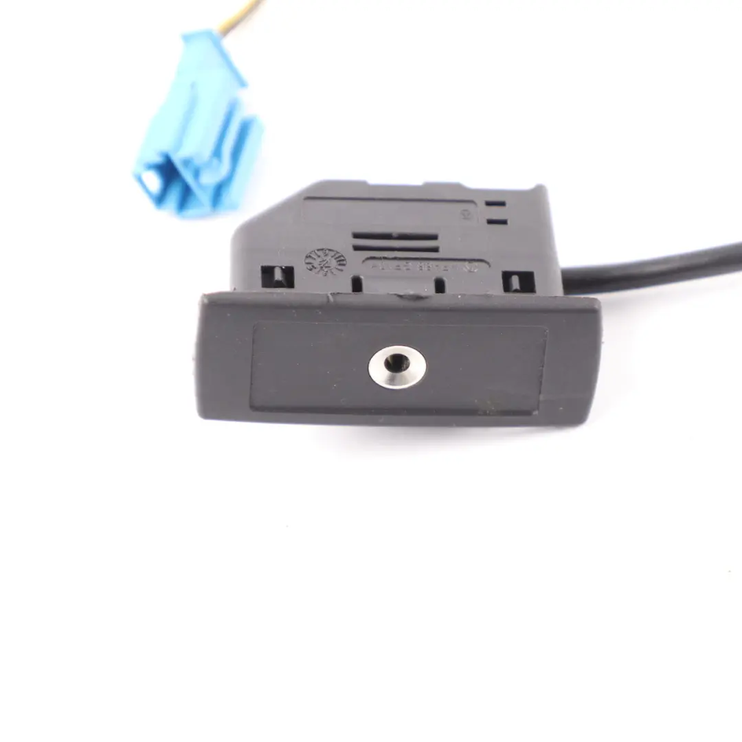 Console Centrale Presa Aux Plug Terminal per Mercedes W204 C207 con numero di parte A1728200815 Mercedes W204 C207 Console Centrale Presa Aux Plug Terminal - SKU A1728200815 - Numero di parte A1728200815