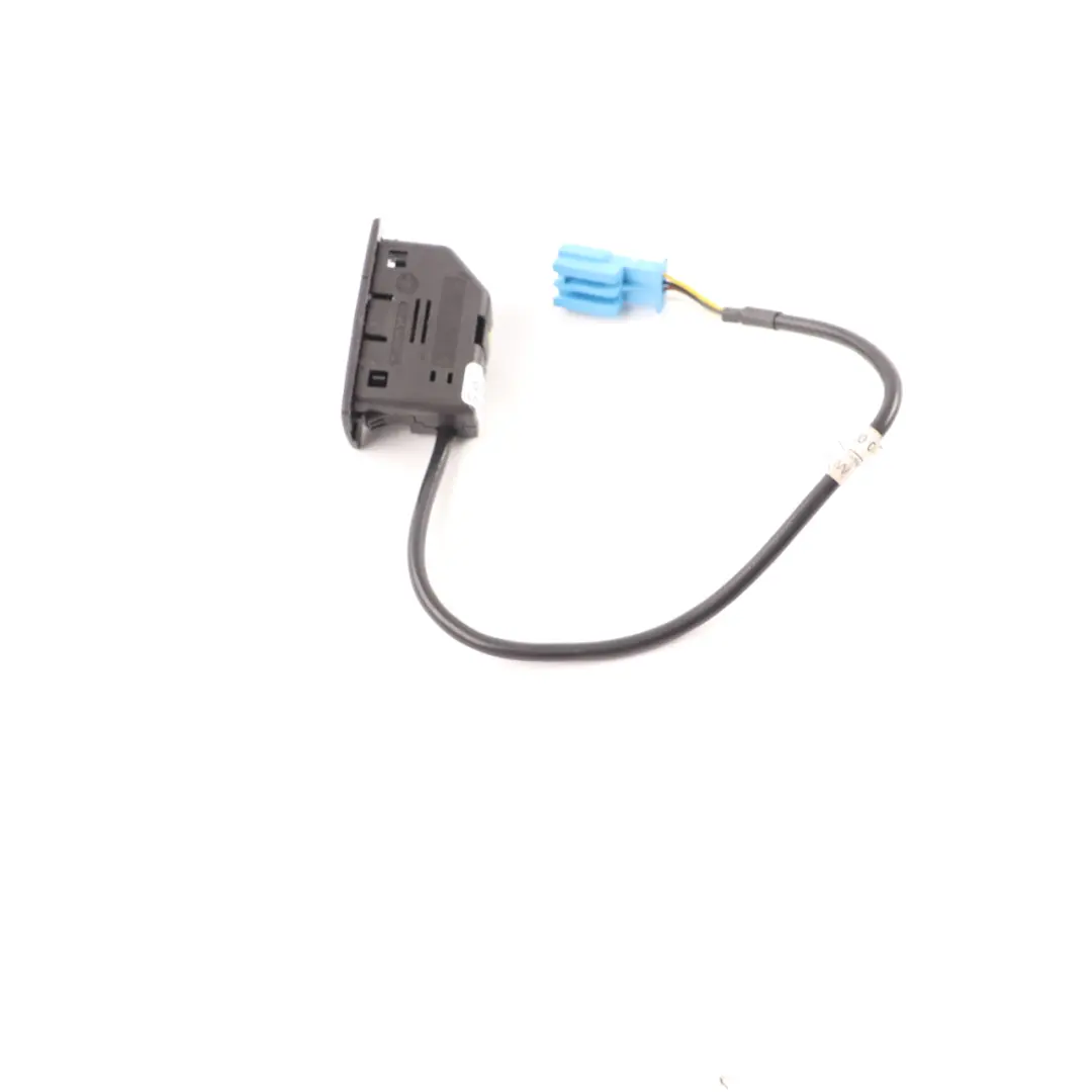 Mercedes W204 C207 Central Console Aux Port Socket Plug Terminal - SKU A1728200815 - Número de pieza A1728200815