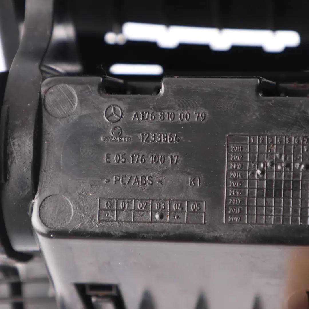 Mittelkonsole Aschenbecher Vorne Ablage Schwarz für Mercedes W176 mit Teilenummer A1766801250 Mercedes W176 Mittelkonsole Aschenbecher Vorne Ablage Schwarz - SKU A1766801250 - Teilenummer A1766801250