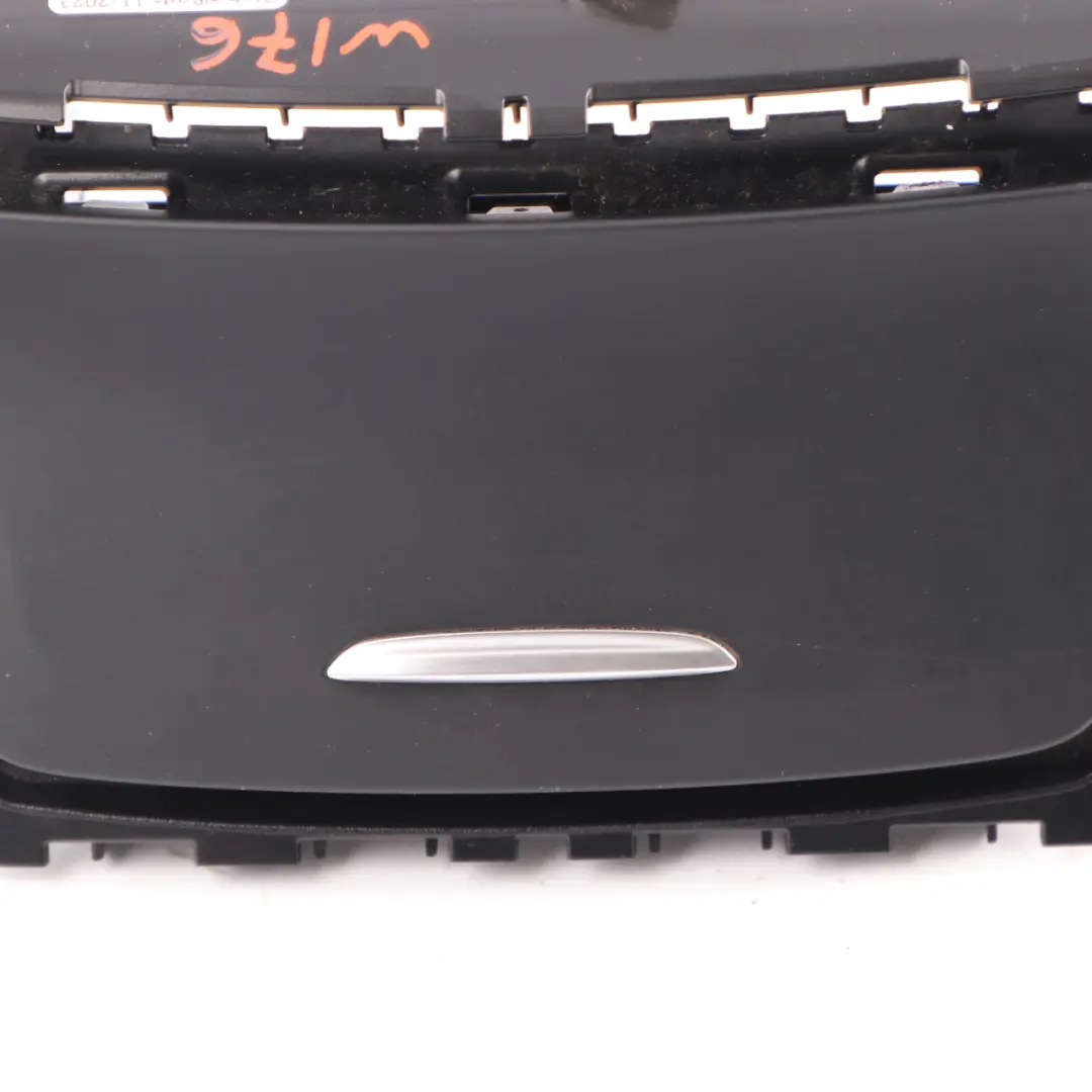Console centrale Portacenere anteriore Nero per Mercedes W176 con numero di parte A1766801250 Mercedes W176 Console centrale Portacenere anteriore Nero - SKU A1766801250 - Numero di parte A1766801250