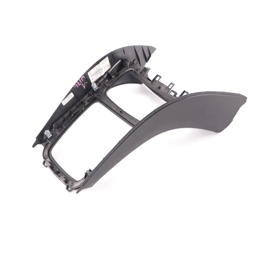 Pannello rivestimento console centrale Nero Lava per Mercedes W176 con numero di parte A1766807200 Mercedes W176 Pannello rivestimento console centrale Nero Lava - SKU A1766807200-1 - Numero di parte A1766807200