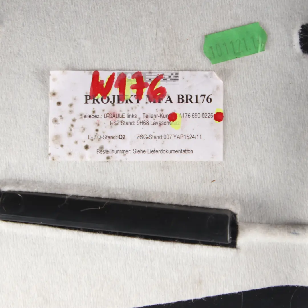 Coprire Il Montante B Sinistro Pannello Nero per Mercedes W176 con numero di parte A1766900225 Mercedes W176 Coprire Il Montante B Sinistro Pannello Nero - SKU A1766900225 - Numero di parte A1766900225