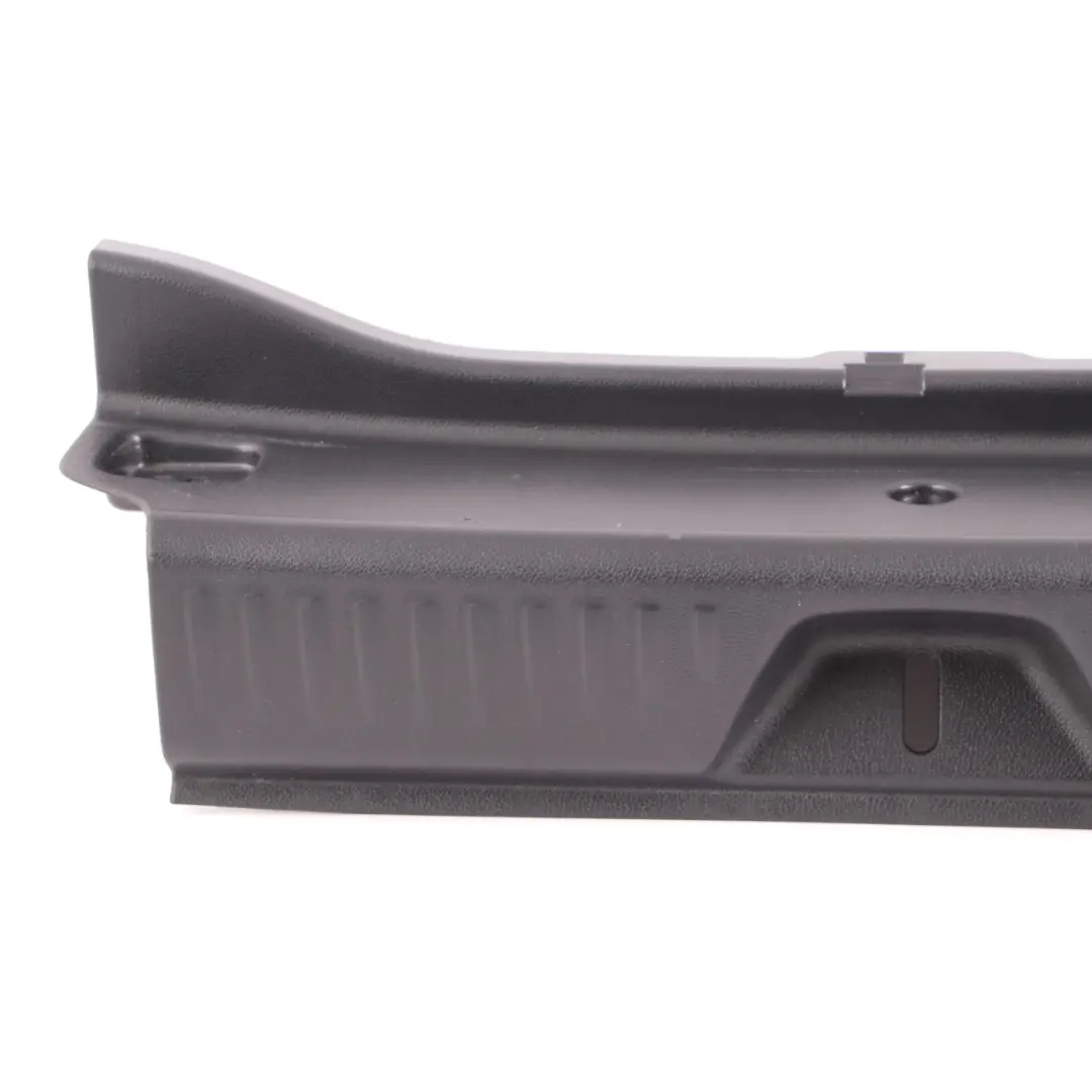 A176 Panneau d'habillage du Couvercle Fermeture Coffre Noir pour Mercedes à propos du numéro de pièce A1766900241 Mercedes A176 Panneau d'habillage du Couvercle Fermeture Coffre Noir - SKU A1766900241 - Numéro de pièce A1766900241