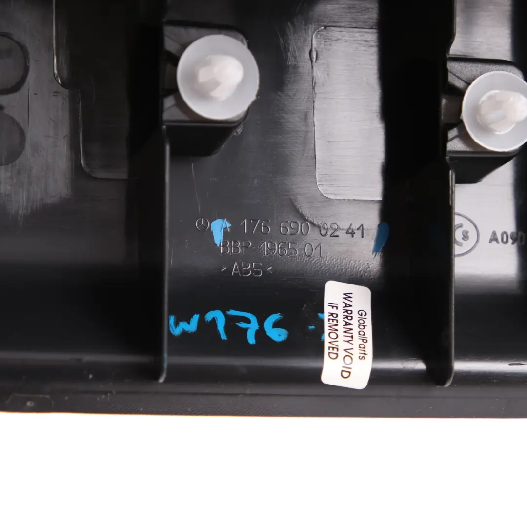 A176 Panneau d'habillage du Couvercle Fermeture Coffre Noir pour Mercedes à propos du numéro de pièce A1766900241 Mercedes A176 Panneau d'habillage du Couvercle Fermeture Coffre Noir - SKU A1766900241 - Numéro de pièce A1766900241