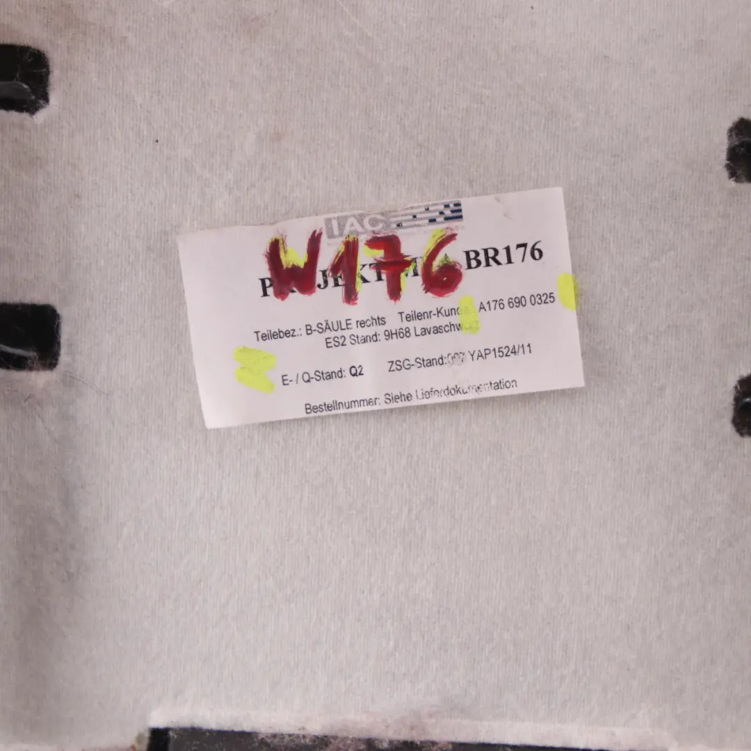 Coprire il pannello superiore destro montante B Nero per Mercedes W176 con numero di parte A1766900325 Mercedes W176 Coprire il pannello superiore destro montante B Nero - SKU A1766900325 - Numero di parte A1766900325