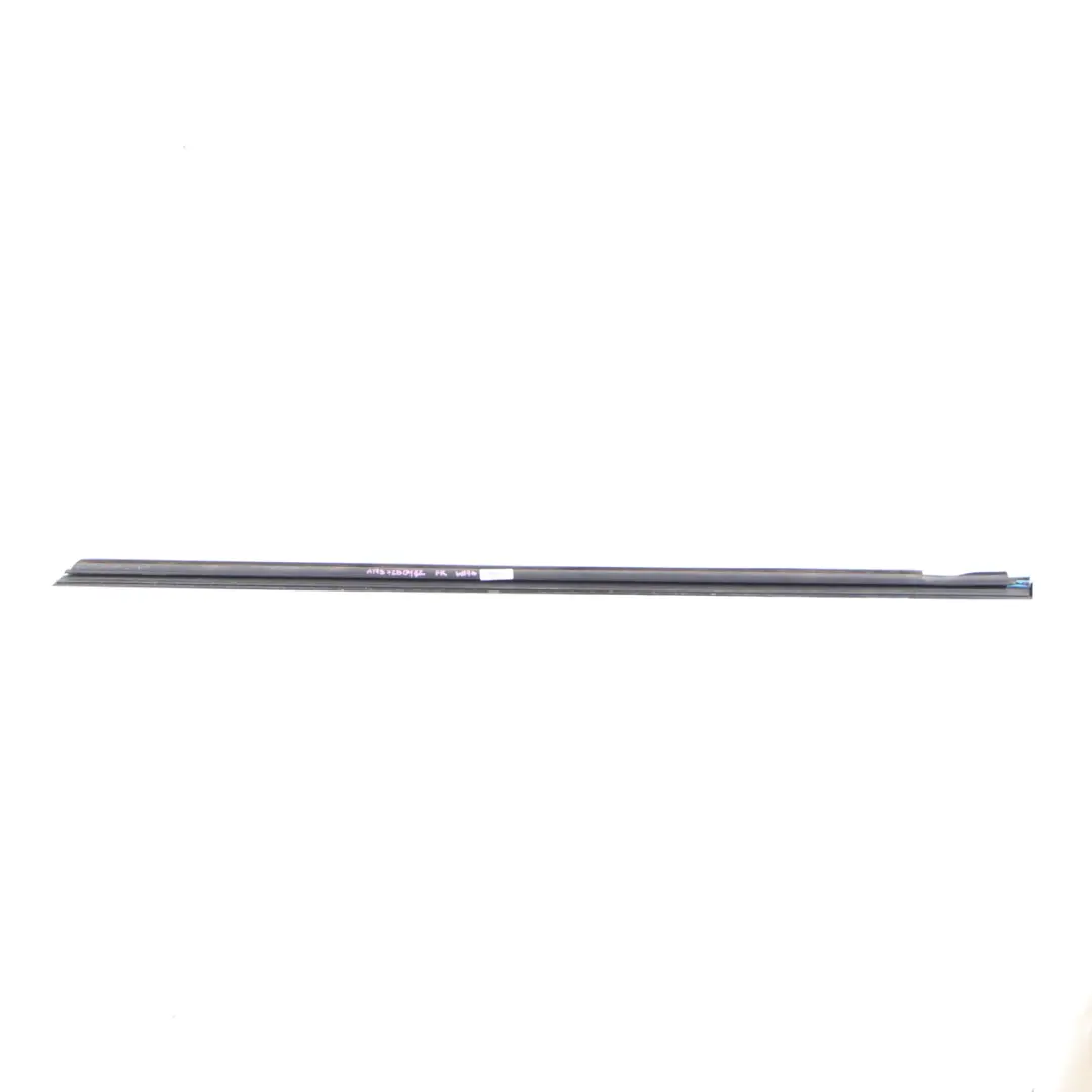 Bande d'habillage de vitre de porte avant droite pour Mercedes W176 à propos du numéro de pièce A1767250482 Mercedes W176 Bande d'habillage de vitre de porte avant droite - SKU A1767250482 - Numéro de pièce A1767250482