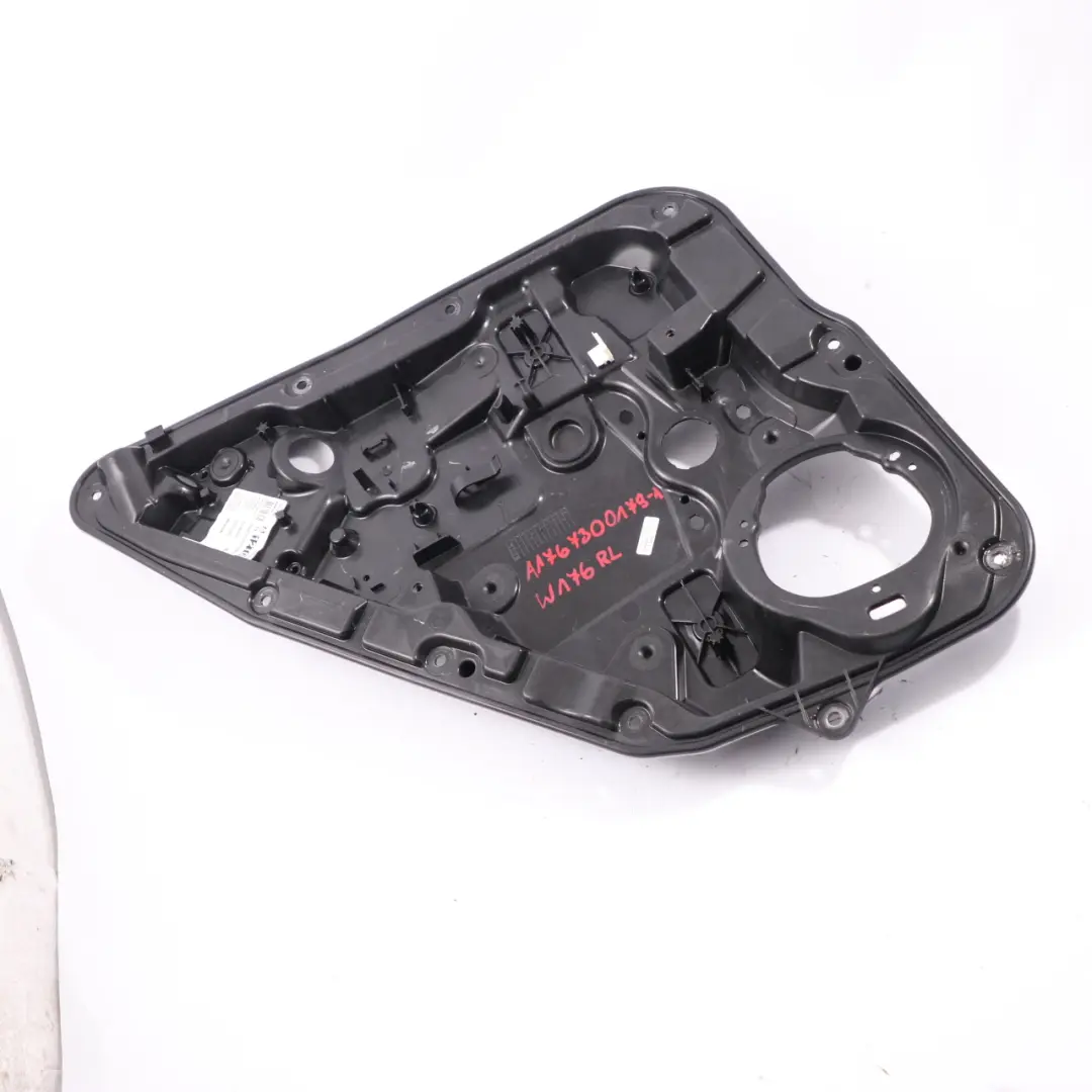 Elevalunas Base Trasero Izquierdo Embellecedor Tarjeta Puerta para Mercedes W176 con número de pieza A1767300179 Mercedes W176 Elevalunas Base Trasero Izquierdo Embellecedor Tarjeta Puerta - SKU A1767300179-1 - Número de pieza A1767300179