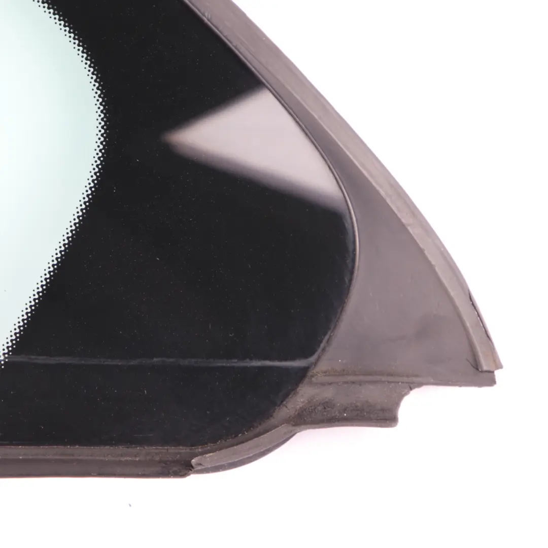 Cristal Puerta Trasera Izquierda Quarter Side AS2 para Mercedes W176 con número de pieza A1767300300 Mercedes W176 Cristal Puerta Trasera Izquierda Quarter Side AS2 - SKU A1767300300 - Número de pieza A1767300300