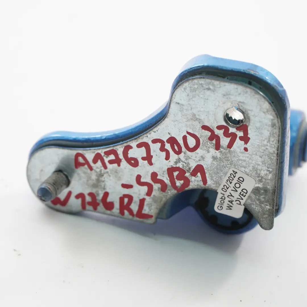 Charnière de Porte Arrière Gauche Inférieur South Sea Blue - 162 pour Mercedes W176 à propos du numéro de pièce A1767300337 Mercedes W176 Charnière de Porte Arrière Gauche Inférieur South Sea Blue - 162 - SKU A1767300337-SSB1 - Numéro de pièce A1767300337