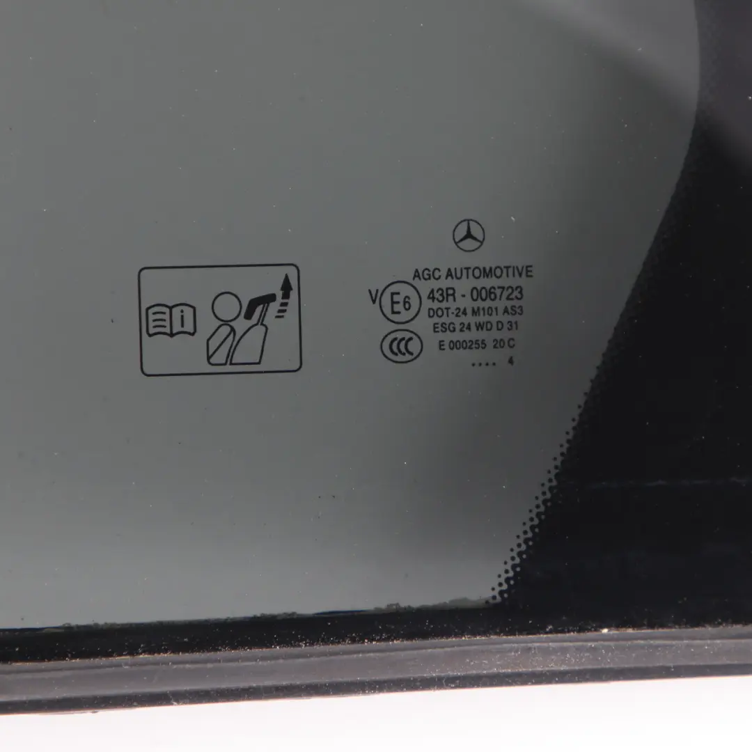 Vetro della porta posteriore quarto sinistro AS3 per Mercedes W176 con numero di parte A1767300500 Mercedes W176 Vetro della porta posteriore quarto sinistro AS3 - SKU A1767300500 - Numero di parte A1767300500