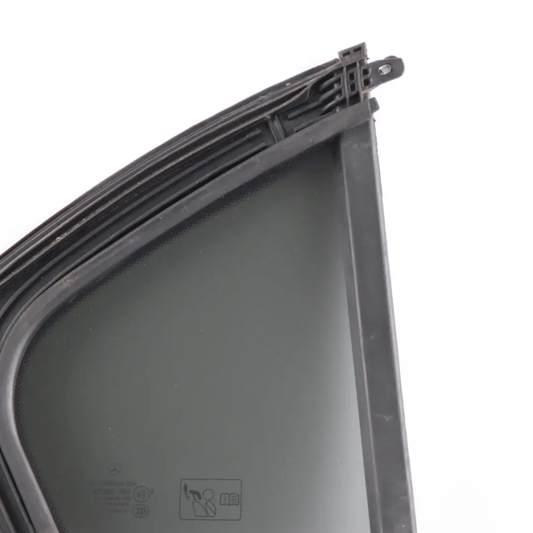 Vitrage Porte Arrière Quartier Gauche Teinté AS3 pour Mercedes W176 à propos du numéro de pièce A1767300500 Mercedes W176 Vitrage Porte Arrière Quartier Gauche Teinté AS3 - SKU A1767300500 - Numéro de pièce A1767300500