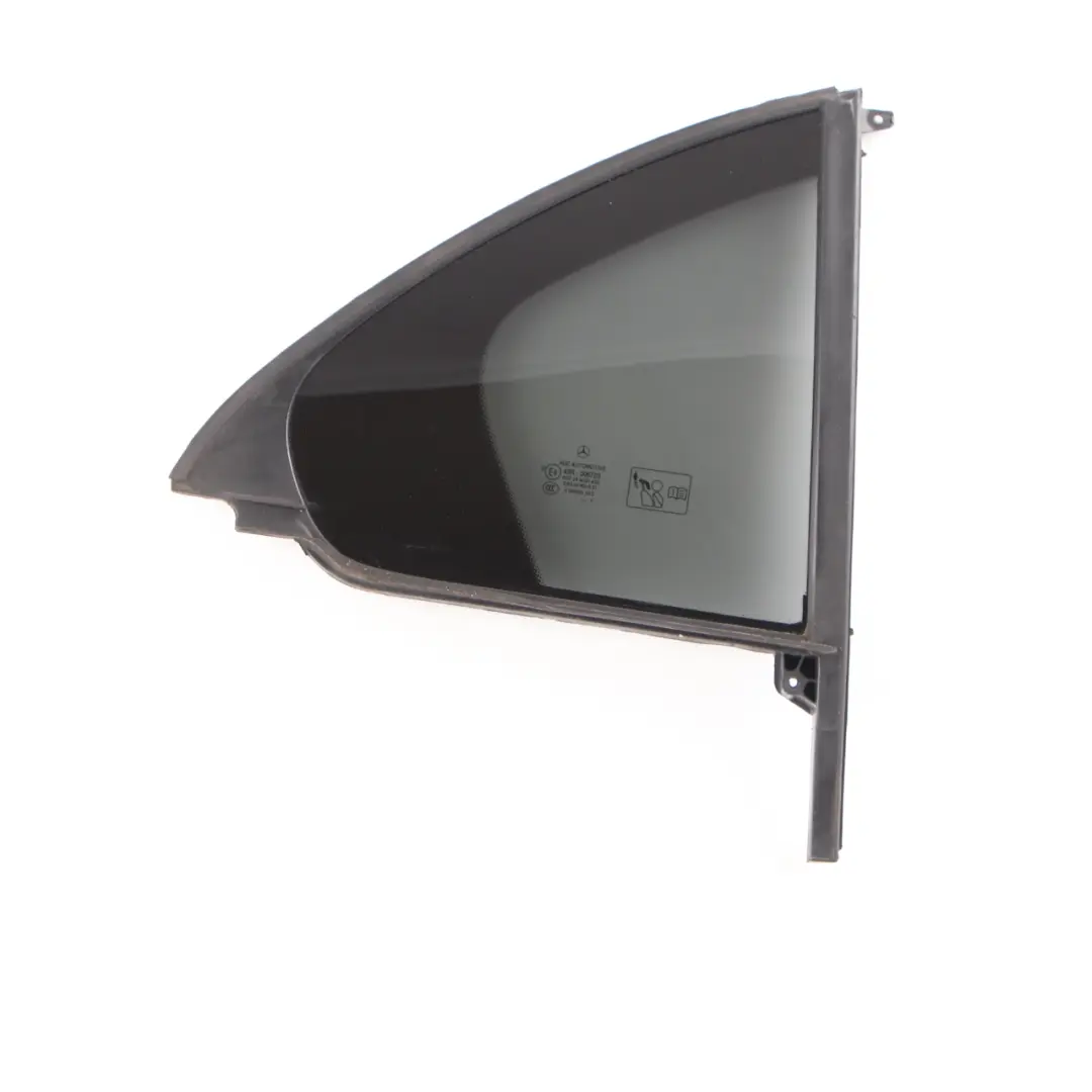 Vitrage Porte Arrière Droite Quartier Teinté AS3 pour Mercedes W176 à propos du numéro de pièce A1767300600 Mercedes W176 Vitrage Porte Arrière Droite Quartier Teinté AS3 - SKU A1767300600 - Numéro de pièce A1767300600