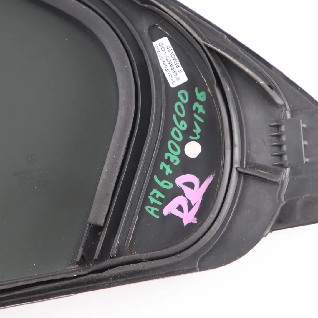 Vitrage Porte Arrière Droite Quartier Teinté AS3 pour Mercedes W176 à propos du numéro de pièce A1767300600 Mercedes W176 Vitrage Porte Arrière Droite Quartier Teinté AS3 - SKU A1767300600 - Numéro de pièce A1767300600