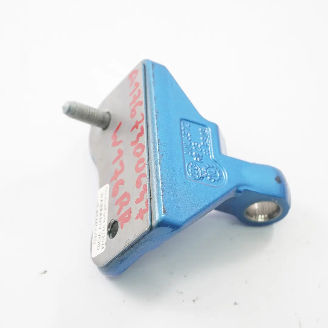 Cerniera superiore porta posteriore destra South Seas Blue - 162 per Mercedes W176 con numero di parte A1767300637 Mercedes W176 Cerniera superiore porta posteriore destra South Seas Blue - 162 - SKU A1767300637-SSB1 - Numero di parte A1767300637