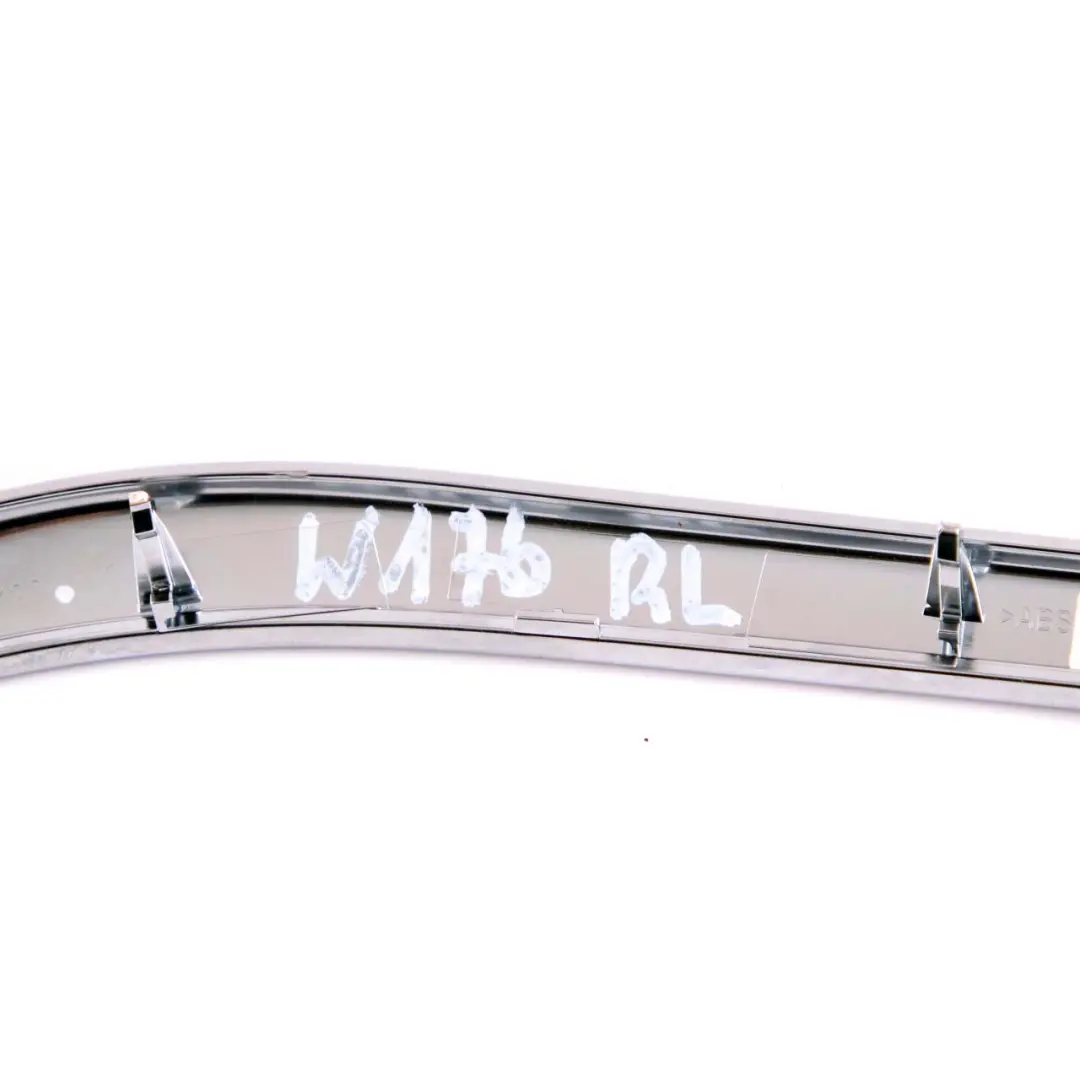 Apoyabrazos trasero izquierdo cromado para Mercedes W176 con número de pieza A1767301122 Mercedes W176 Apoyabrazos trasero izquierdo cromado - SKU A1767301122 - Número de pieza A1767301122