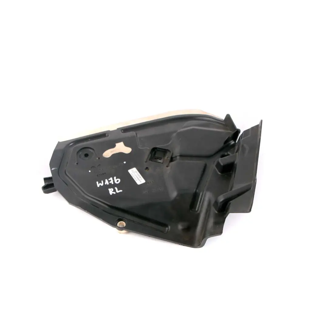 Porta Posteriore Sinistra Scarico Acqua Coperchio Isolamento per Mercedes W176 con numero di parte A1767304400 Mercedes W176 Porta Posteriore Sinistra Scarico Acqua Coperchio Isolamento - SKU A1767320195 - Numero di parte A1767304400