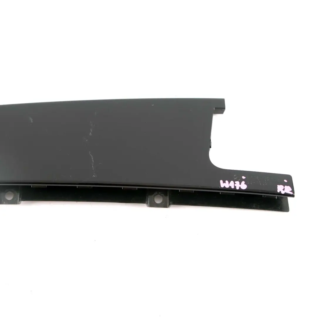Embellecedor Pilar Puerta Exterior Trasera Derecha para Mercedes W176 con número de pieza A1767320200 Mercedes W176 Embellecedor Pilar Puerta Exterior Trasera Derecha - SKU A1767320200 - Número de pieza A1767320200