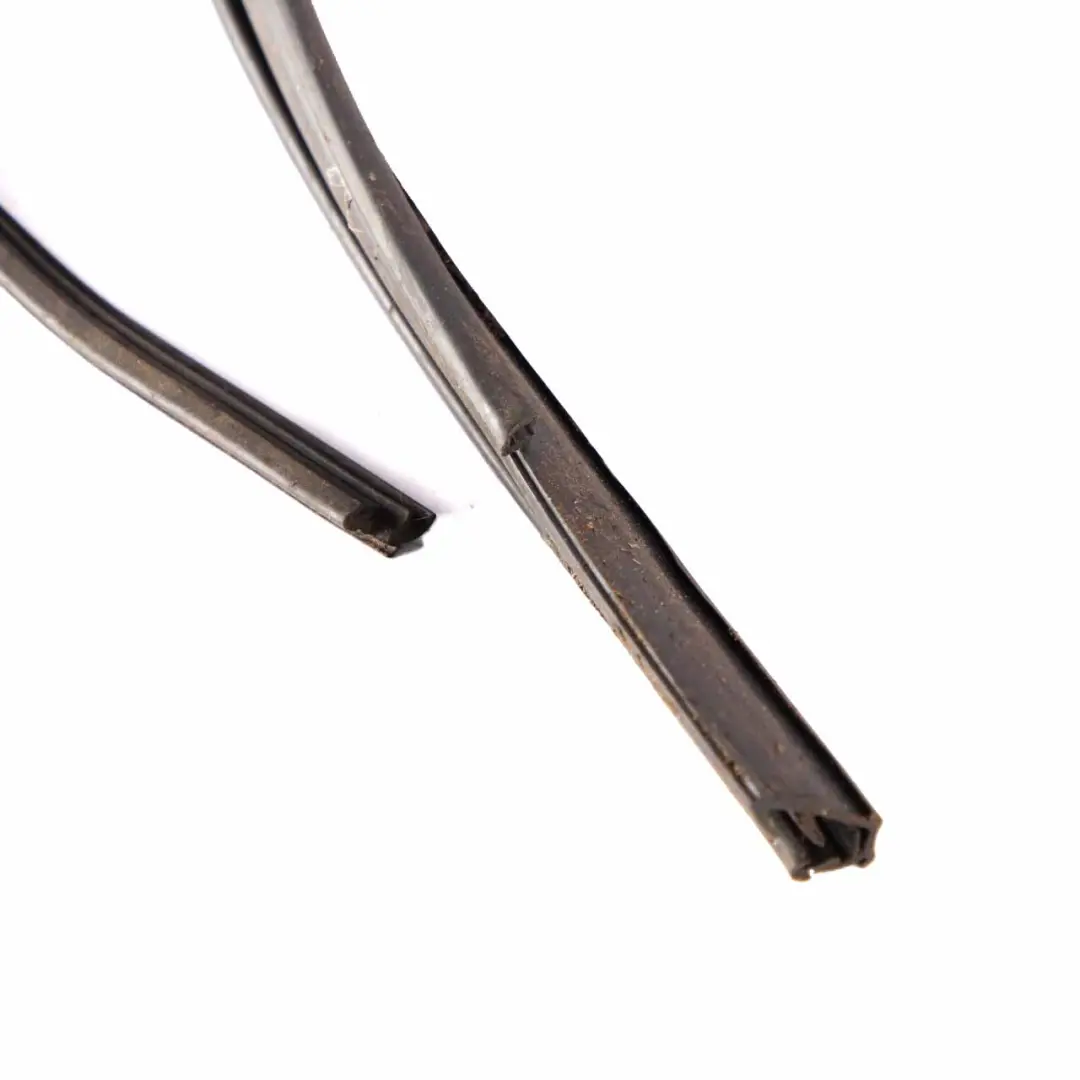 Fensterabdichtung Hinten Links Tür N/S Rahmen Dichtung für Mercedes W176 mit Teilenummer A1767350025 Mercedes W176 Fensterabdichtung Hinten Links Tür N/S Rahmen Dichtung - SKU A1767350025 - Teilenummer A1767350025