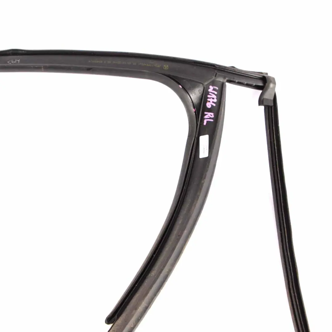 Guarnizione Finestrino Posteriore Sinistra Guarnizione per Mercedes W176 con numero di parte A1767350025 Mercedes W176 Guarnizione Finestrino Posteriore Sinistra Guarnizione - SKU A1767350025 - Numero di parte A1767350025