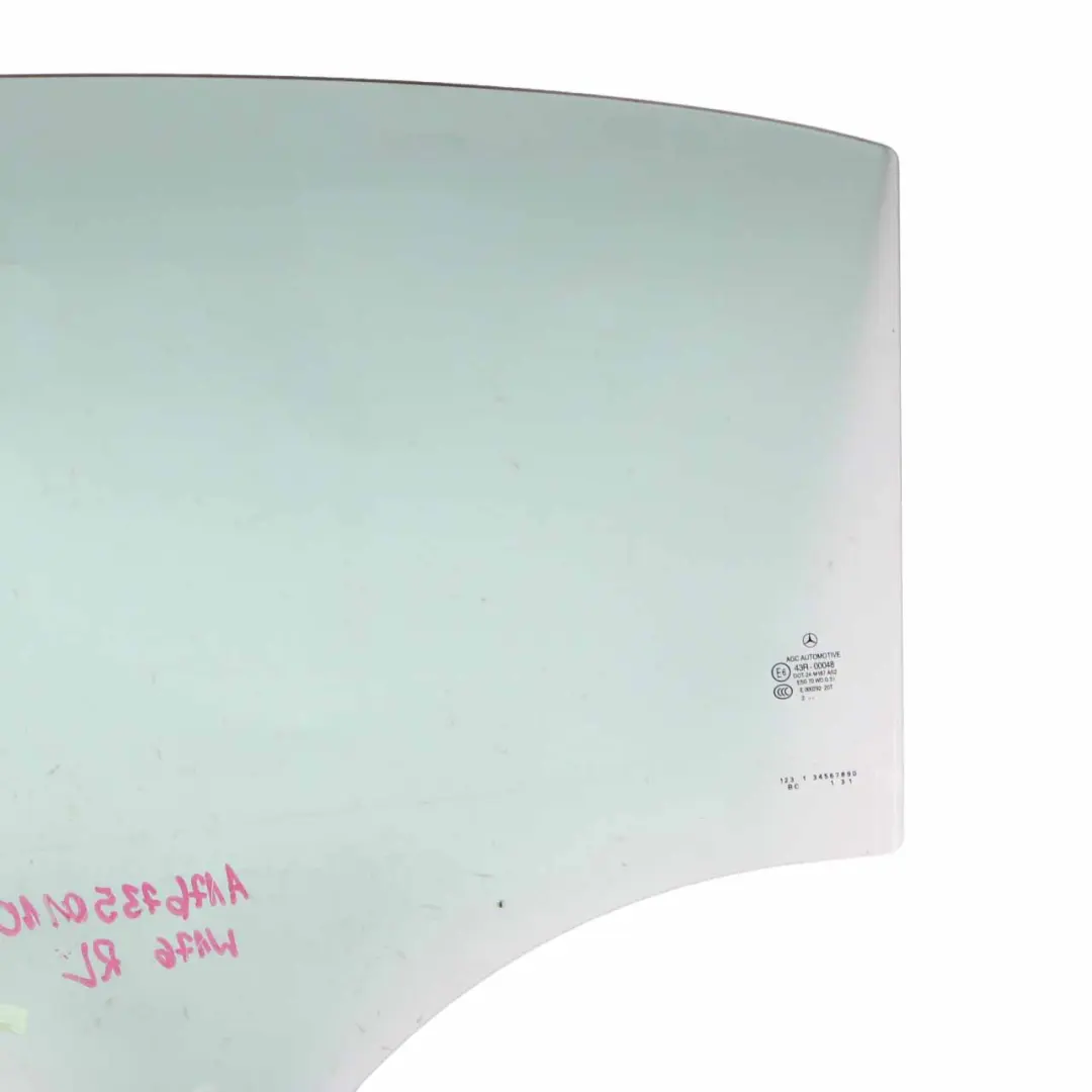 Vetro Porta Posteriore Sinistra Verde AS2 per Mercedes W176 con numero di parte A1767350110 Mercedes W176 Vetro Porta Posteriore Sinistra Verde AS2 - SKU A1767350110 - Numero di parte A1767350110