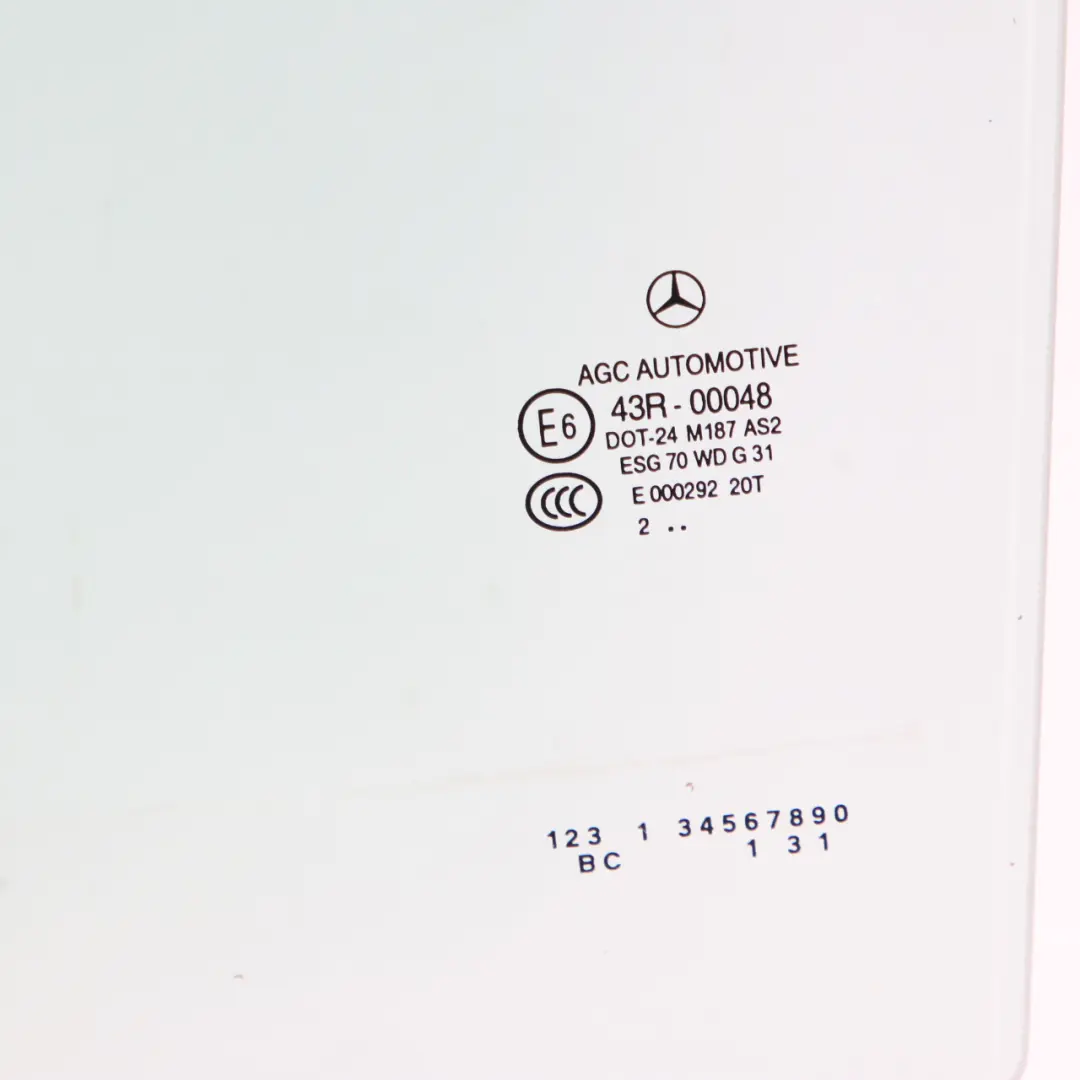 Fensterscheibe Tür hinten links Grün AS2 für Mercedes W176 mit Teilenummer A1767350110 Mercedes W176 Fensterscheibe Tür hinten links Grün AS2 - SKU A1767350110 - Teilenummer A1767350110