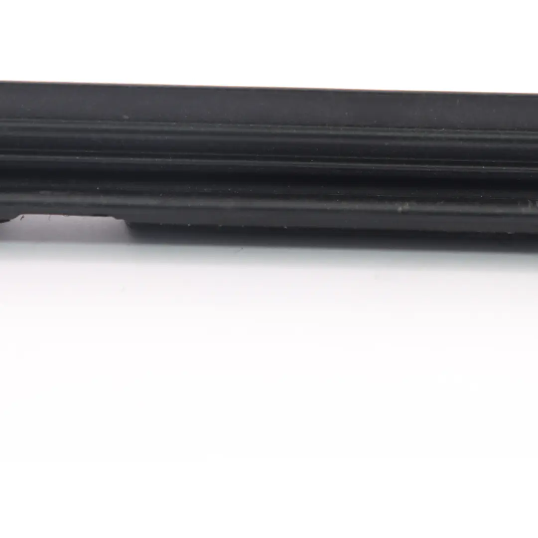 Guarnizione del parabrezza anteriore sinistro Striscia tenuta Trim per Mercedes W176 con numero di parte A1767350465 Mercedes W176 Guarnizione del parabrezza anteriore sinistro Striscia tenuta Trim - SKU A1767350465 - Numero di parte A1767350465