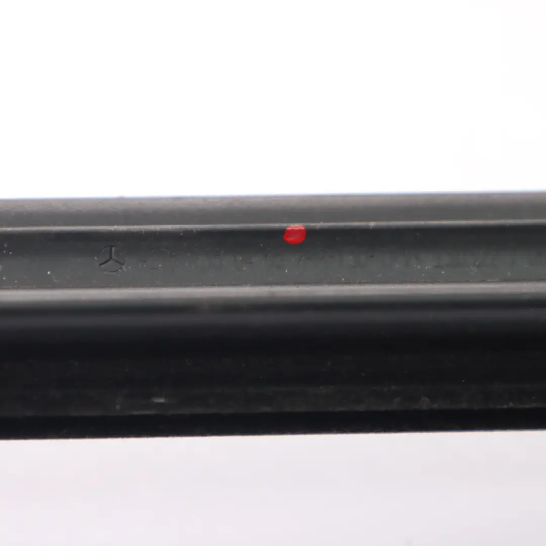 Guarnizione del parabrezza anteriore sinistro Striscia tenuta Trim per Mercedes W176 con numero di parte A1767350465 Mercedes W176 Guarnizione del parabrezza anteriore sinistro Striscia tenuta Trim - SKU A1767350465 - Numero di parte A1767350465