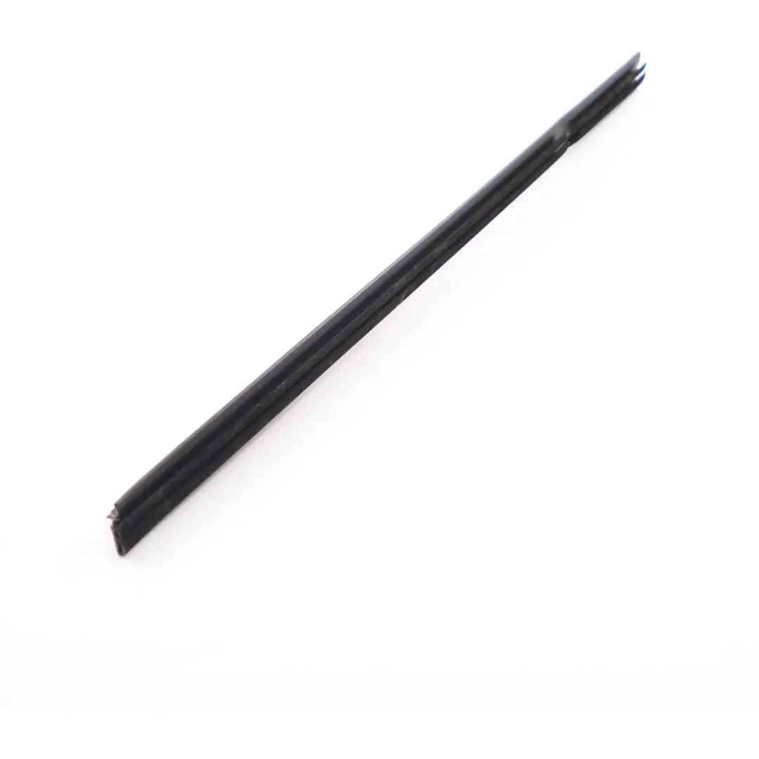 Mercedes W176 Guarnizione del parabrezza anteriore sinistro Striscia tenuta Trim - SKU A1767350465 - Numero di parte A1767350465