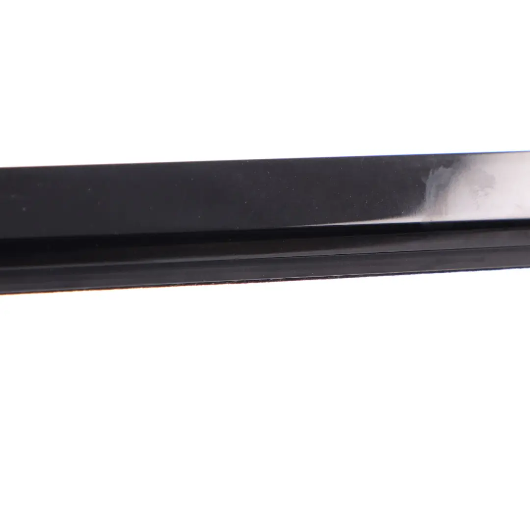 Puerta Ventana Moldura Trasera Derecha Recorte Negro para Mercedes W176 con número de pieza A1767350482 Mercedes W176 Puerta Ventana Moldura Trasera Derecha Recorte Negro - SKU A1767350482 - Número de pieza A1767350482
