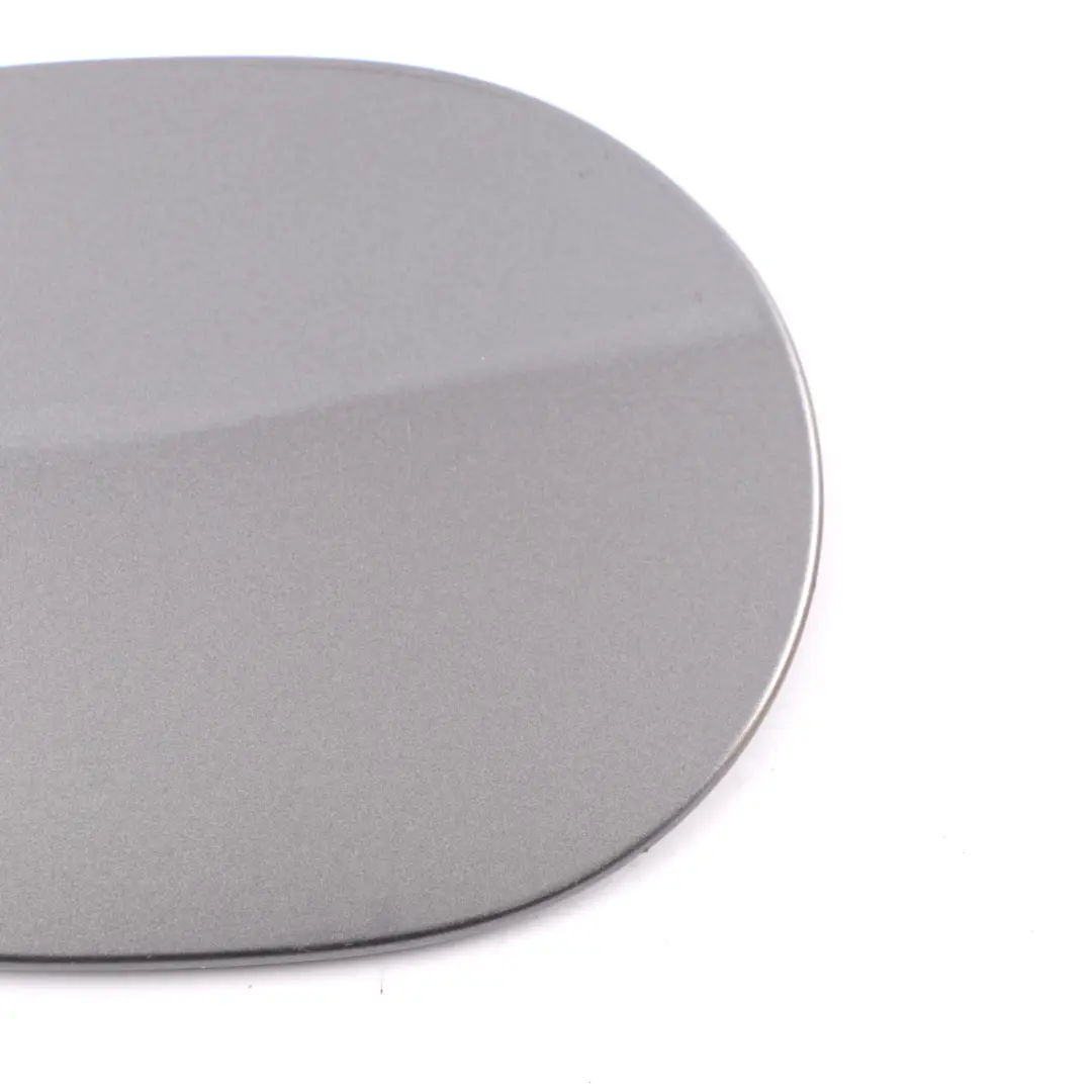 Coperchio del serbatoio del carburante Mountain Grey Metallic 787 per Mercedes W176 con numero di parte A1767570006 Mercedes W176 Coperchio del serbatoio del carburante Mountain Grey Metallic 787 - SKU A1767570006-MG - Numero di parte A1767570006