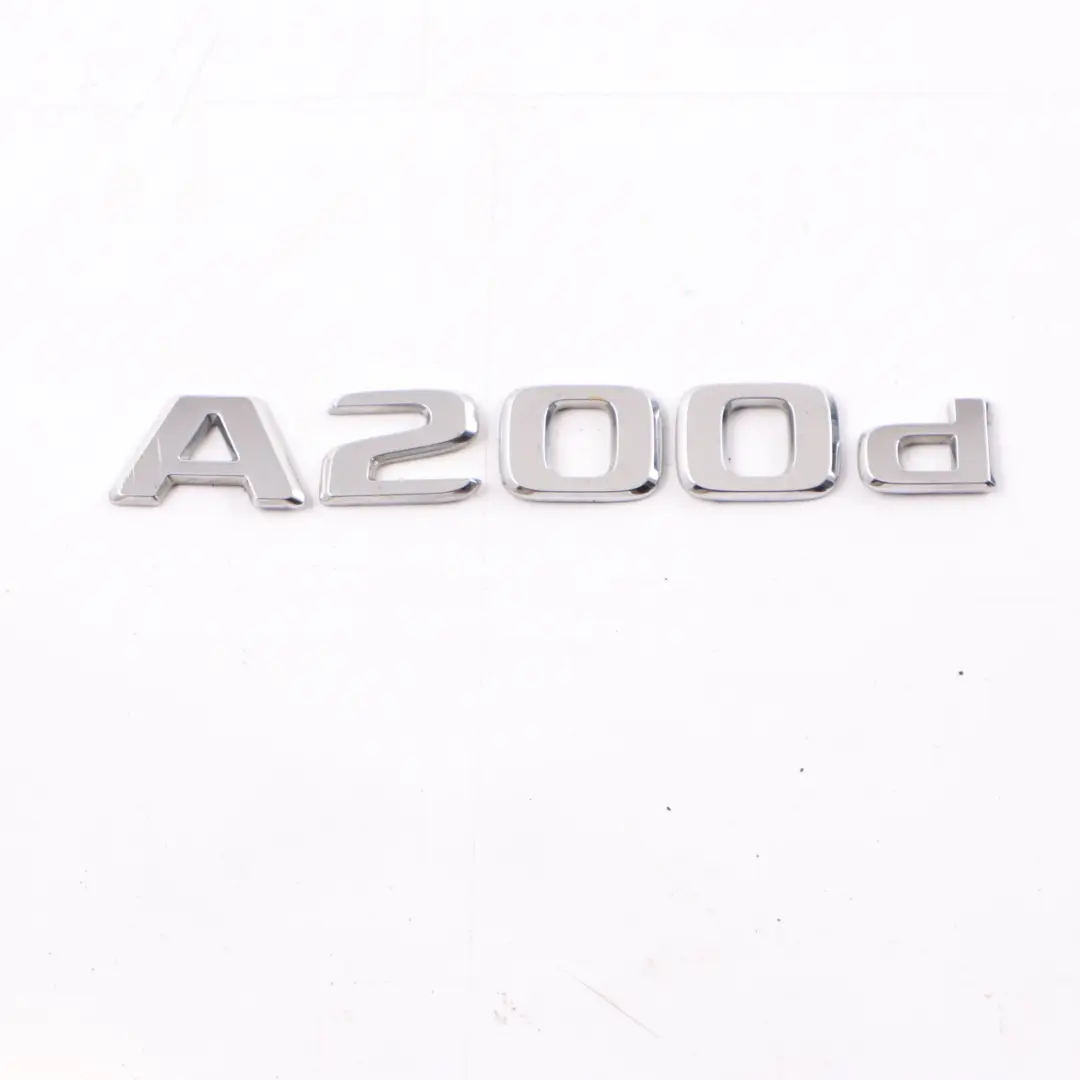 Emblema lettering A200d Portellone bagagliaio per Mercedes W176 con numero di parte A1768172100 Mercedes W176 Emblema lettering A200d Portellone bagagliaio - SKU A1768172100 - Numero di parte A1768172100