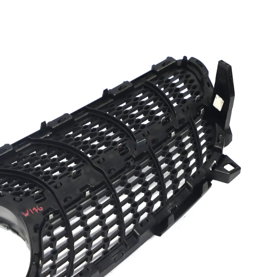 Atrapa Grill Kratka Zderzaka Przód A1768881760 do Mercedes W176 AMG o numerze A1768807600 Mercedes W176 AMG Atrapa Grill Kratka Zderzaka Przód A1768881760 - SKU A1768807600 - Numer Części A1768807600