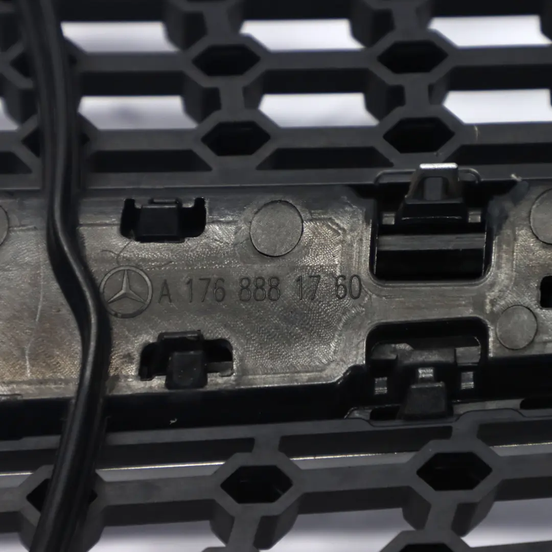 Atrapa Grill Kratka Zderzaka Przód A1768881760 do Mercedes W176 AMG o numerze A1768807600 Mercedes W176 AMG Atrapa Grill Kratka Zderzaka Przód A1768881760 - SKU A1768807600 - Numer Części A1768807600