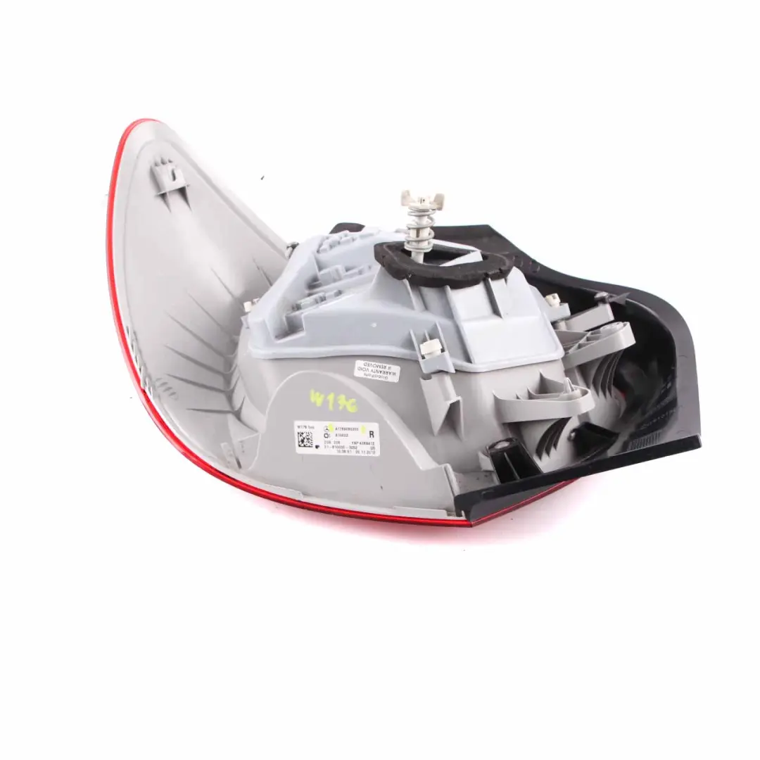 Piloto trasero Mercedes W176 Derecho Panel lateral luces traseras para con número de pieza A1769060200 Piloto trasero Mercedes W176 Derecho Panel lateral luces traseras - SKU A1769060200 - Número de pieza A1769060200